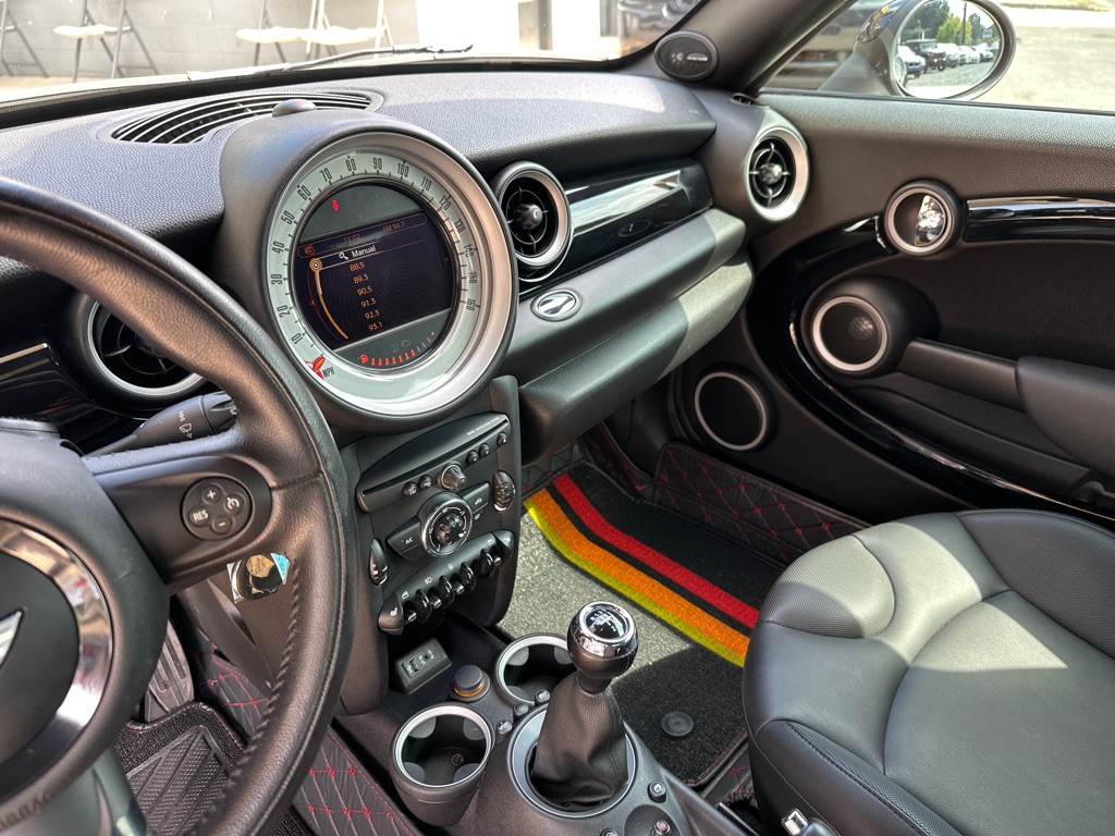 2013 MINI Cooper Image 15