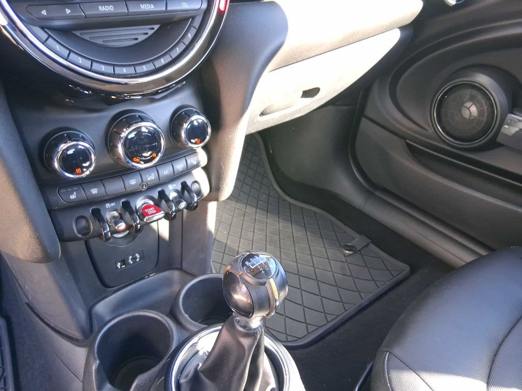 2014 MINI Cooper Image 16