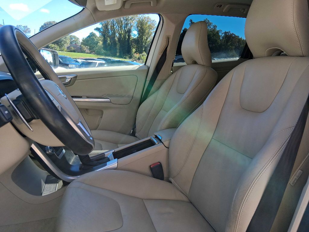 2015 Volvo XC60 Image 13