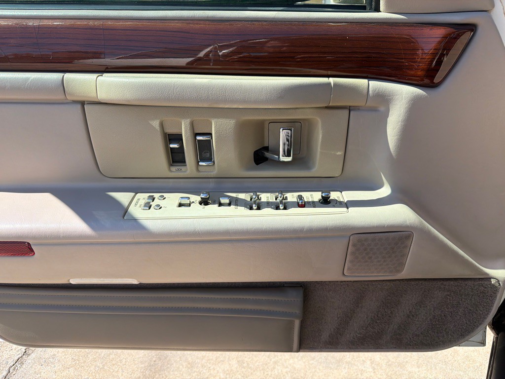 1994 Cadillac DeVille Image 16
