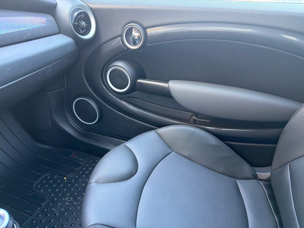 2011 MINI Cooper Image 15