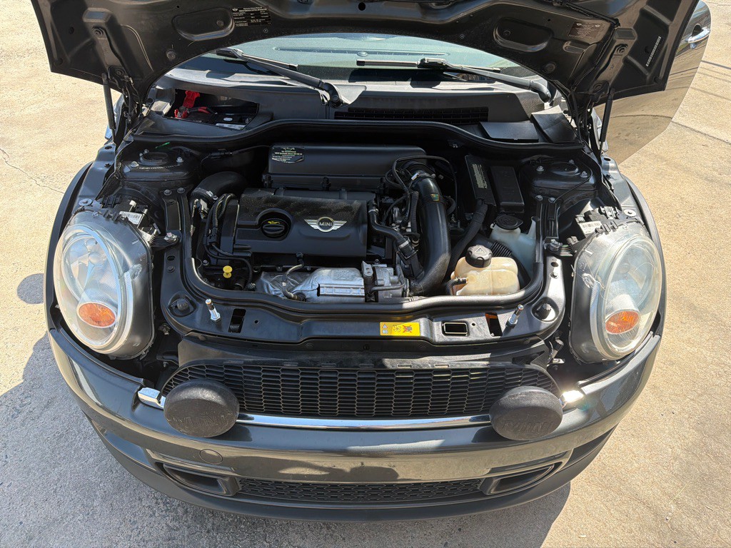 2011 MINI Cooper Image 18