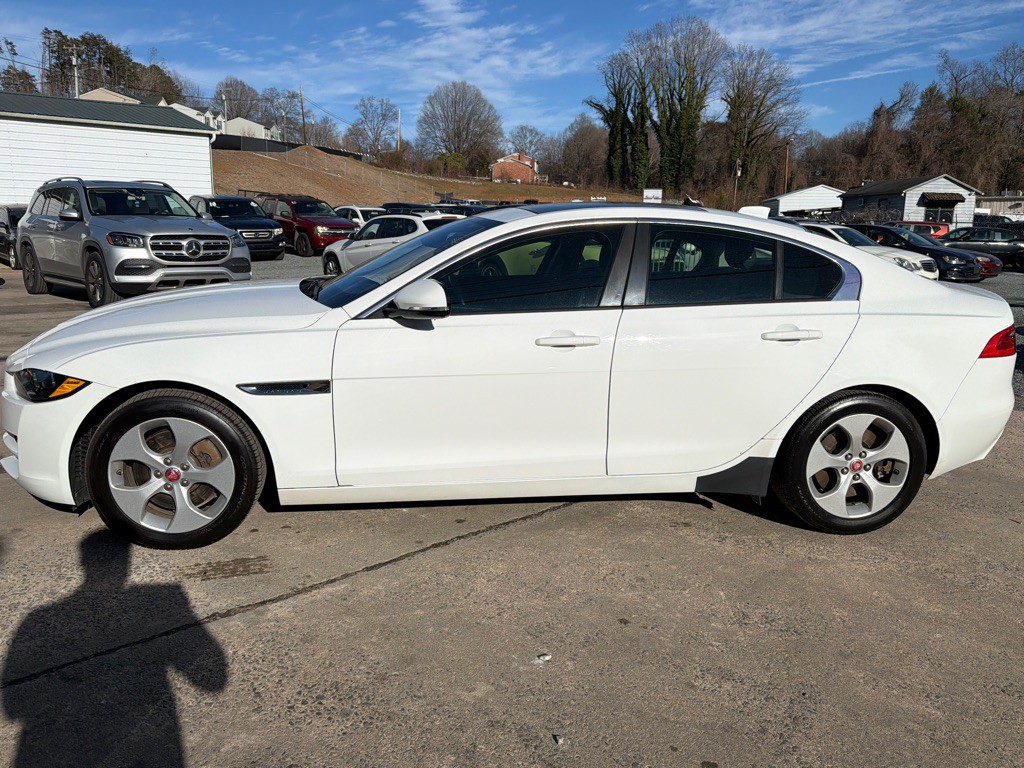 2017 Jaguar XE Image 4