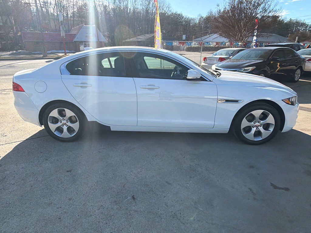 2017 Jaguar XE Image 8