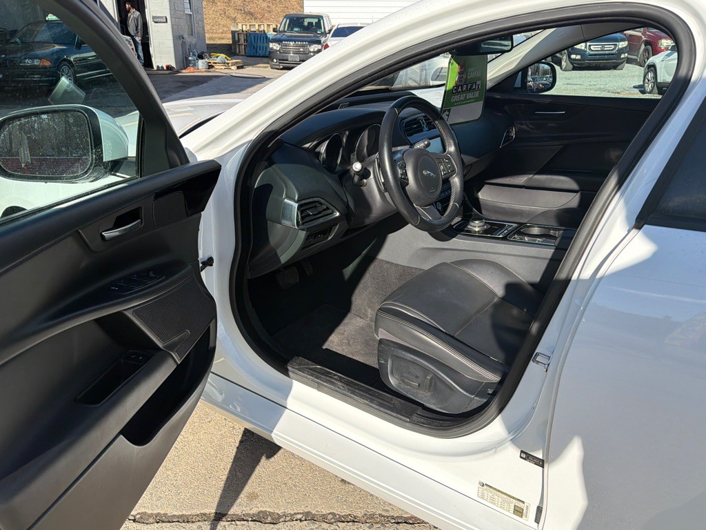 2017 Jaguar XE Image 9