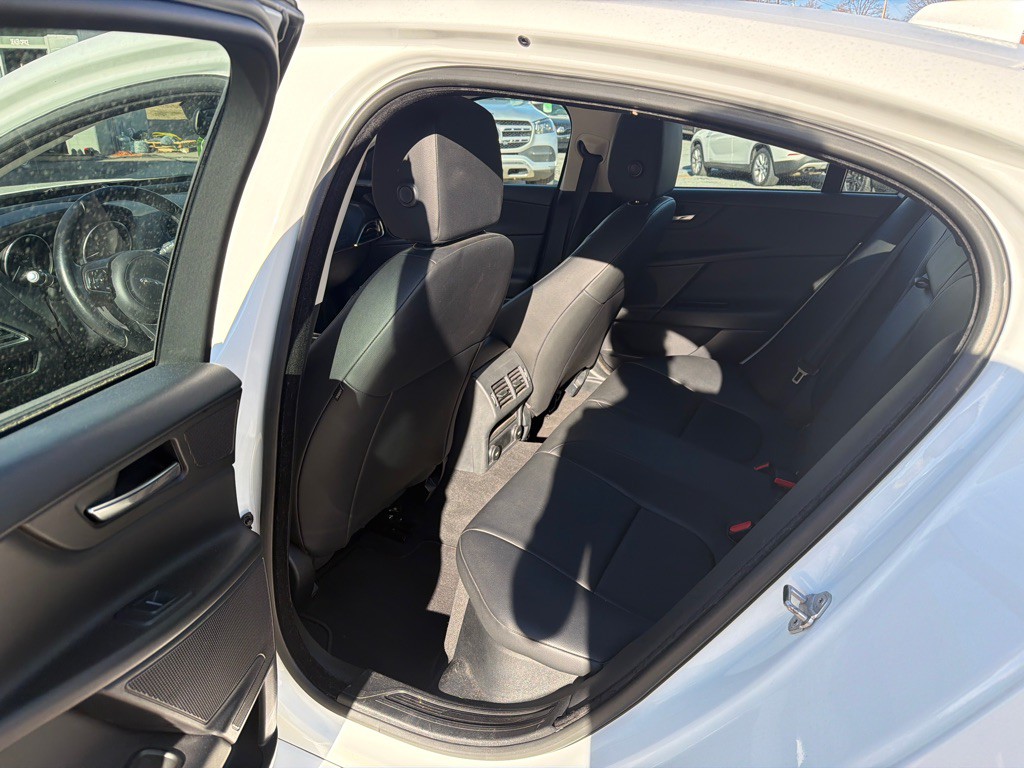 2017 Jaguar XE Image 10