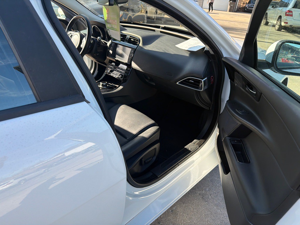 2017 Jaguar XE Image 11