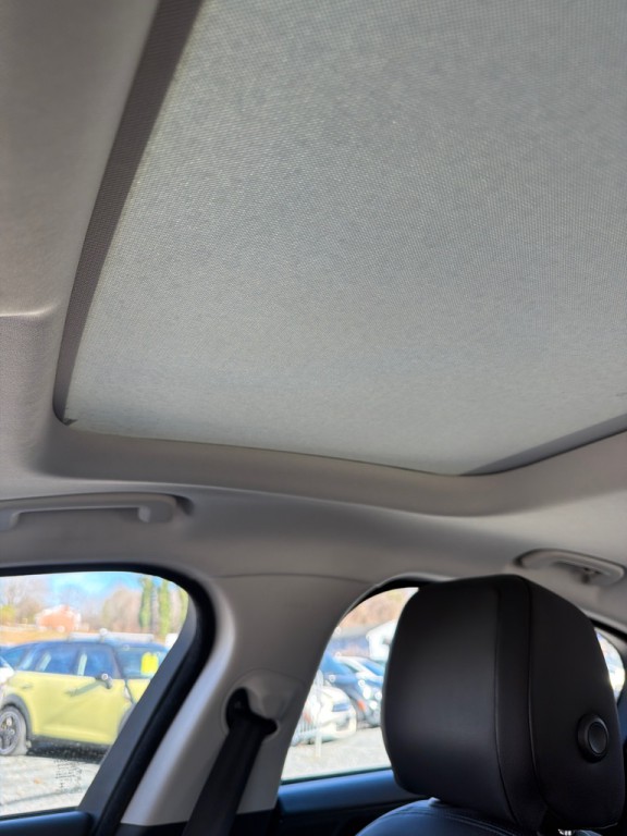 2017 Jaguar XE Image 17