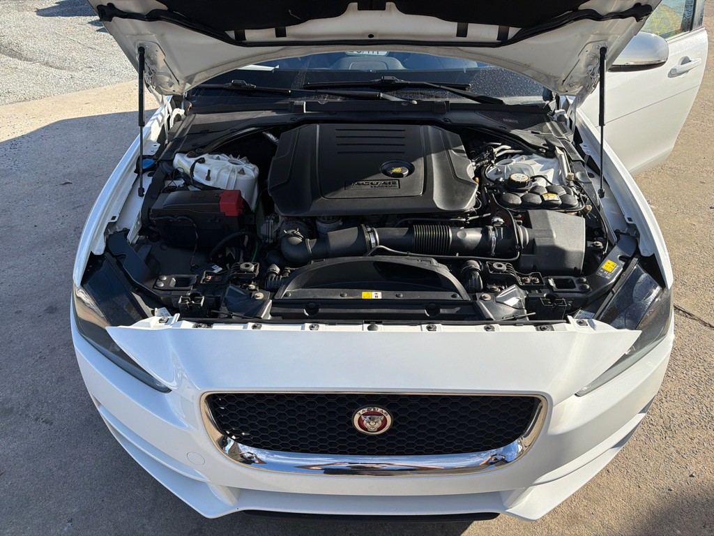 2017 Jaguar XE Image 18