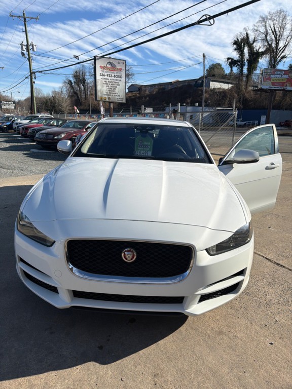 2017 Jaguar XE Image 19