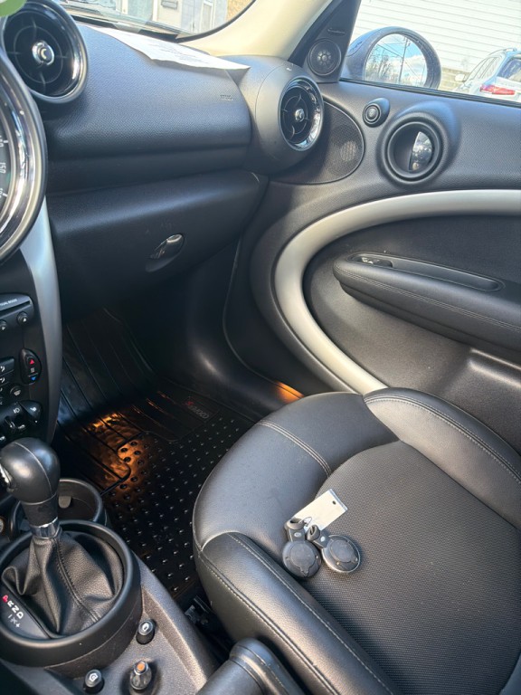 2015 MINI Cooper Image 17