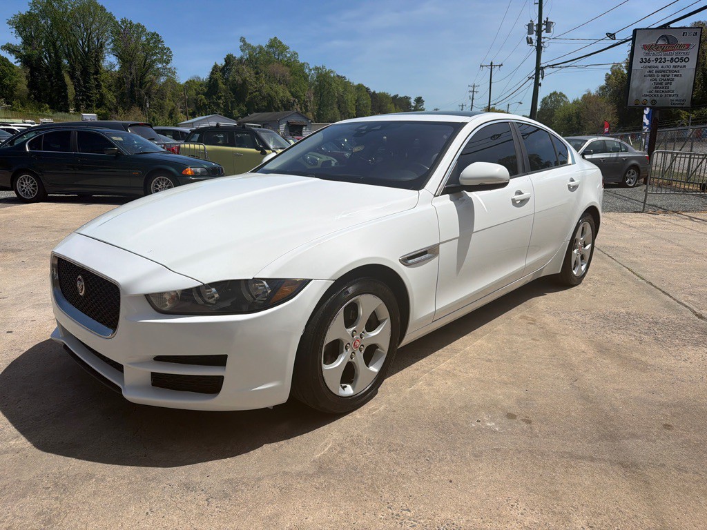2017 Jaguar XE Image 3