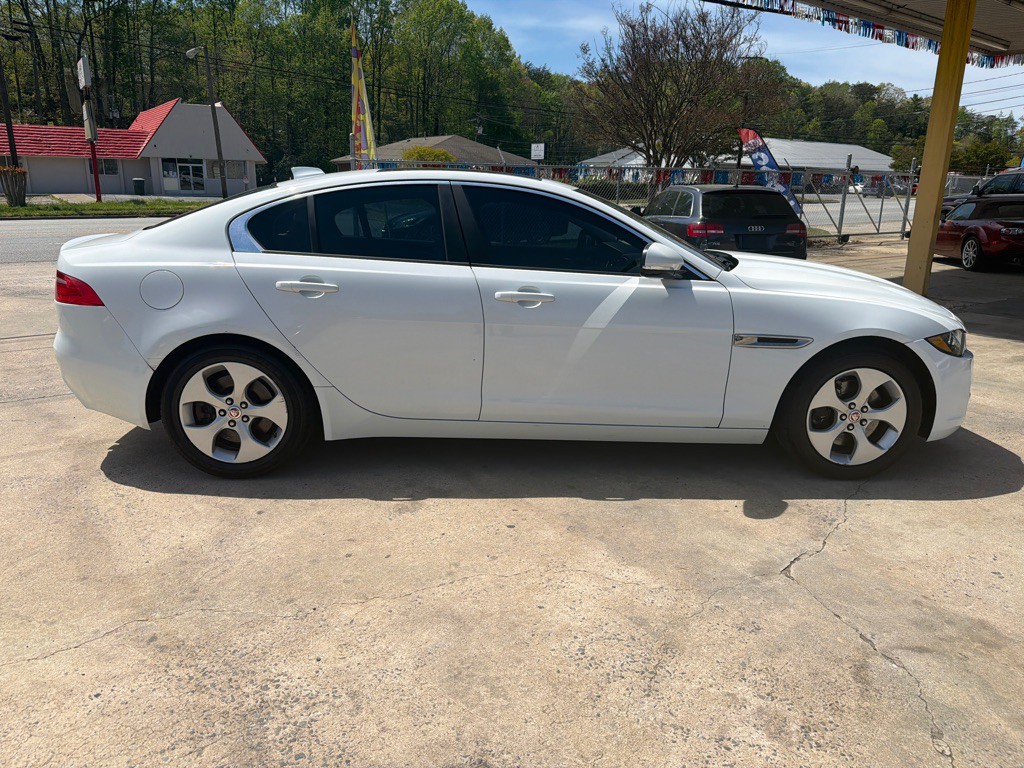 2017 Jaguar XE Image 8