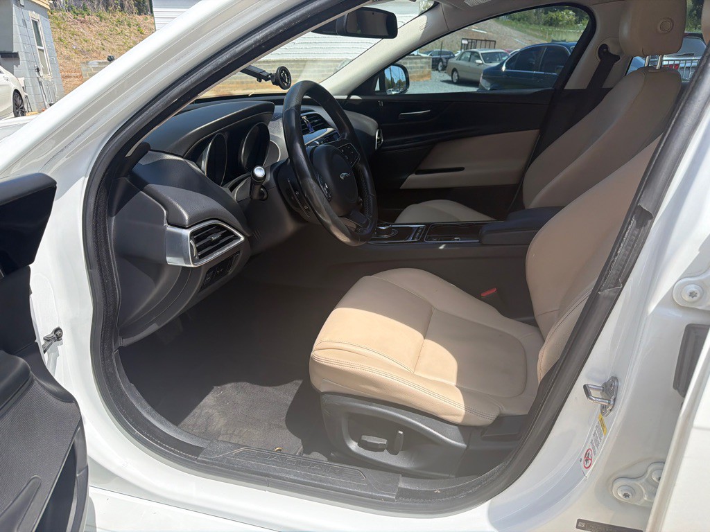 2017 Jaguar XE Image 10