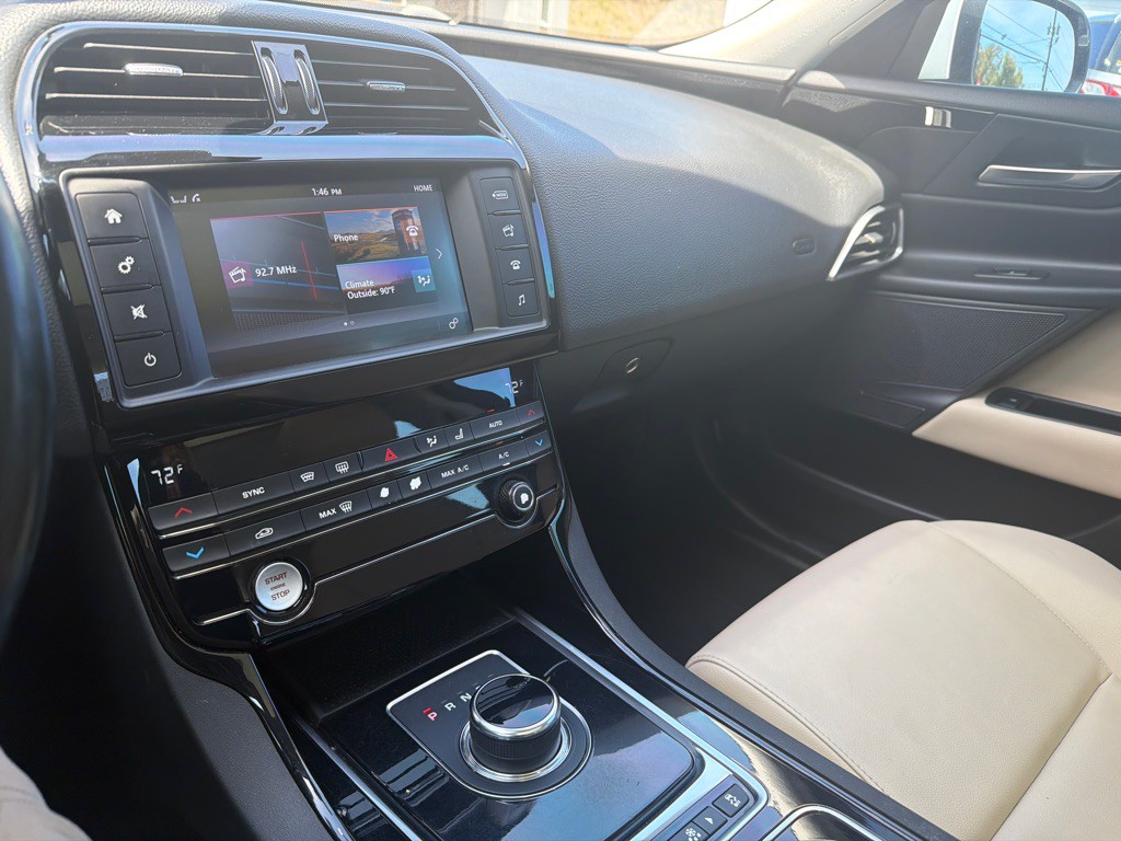 2017 Jaguar XE Image 14