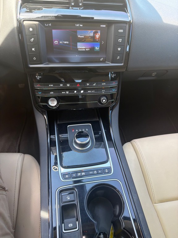 2017 Jaguar XE Image 15