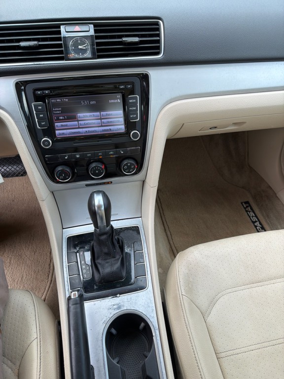 2013 Volkswagen Passat Image 14