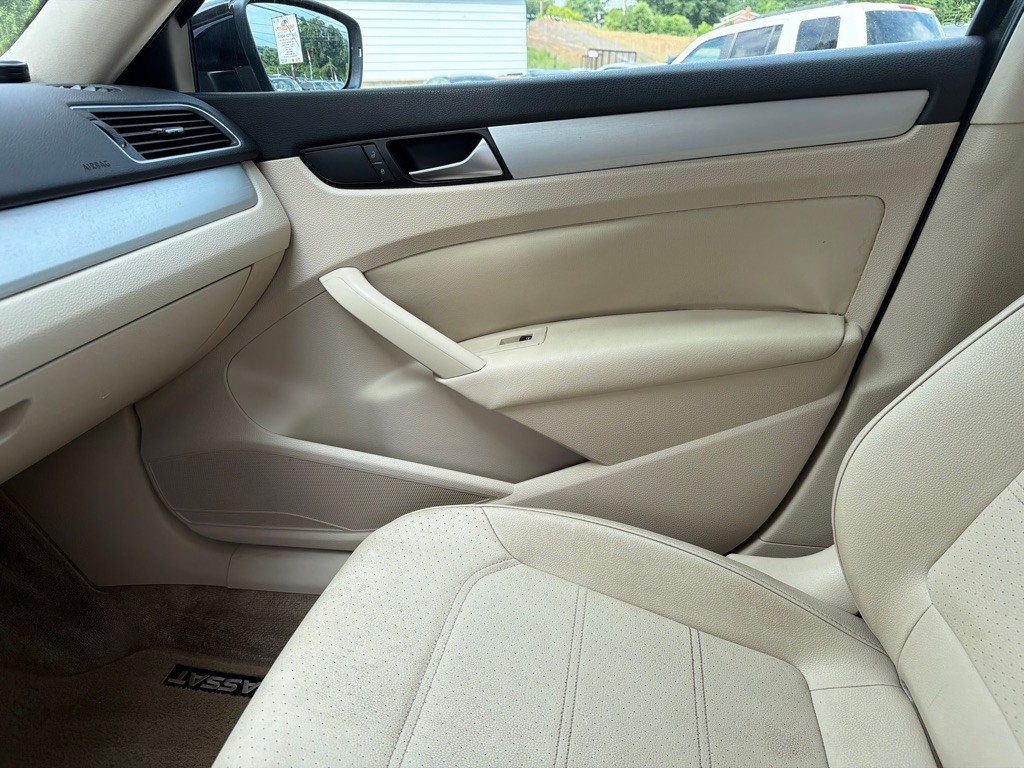 2013 Volkswagen Passat Image 16