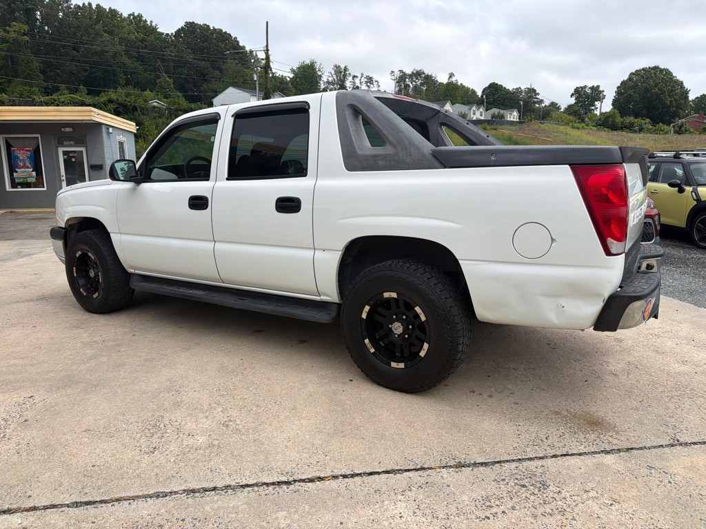 2005 Chevrolet Avalanche Image 5