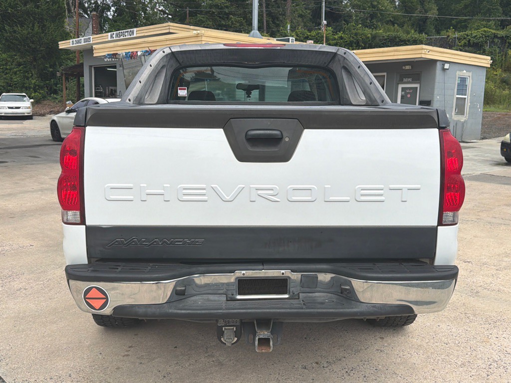 2005 Chevrolet Avalanche Image 6