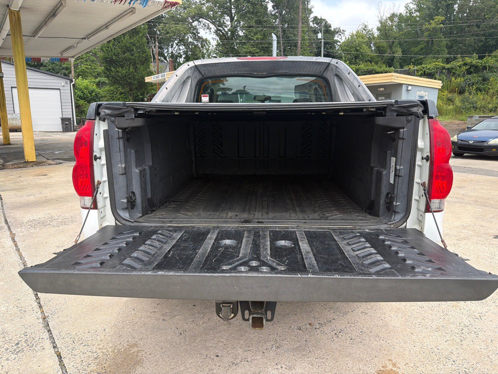 2005 Chevrolet Avalanche Image 10