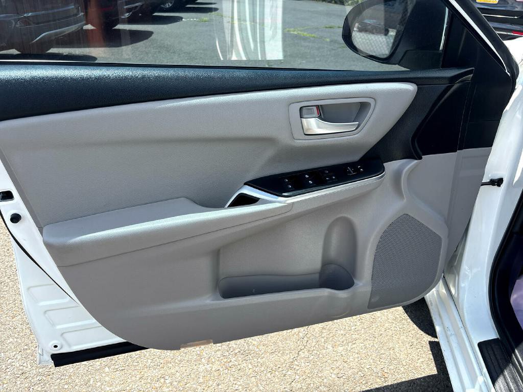 2017 Toyota Camry Image 5