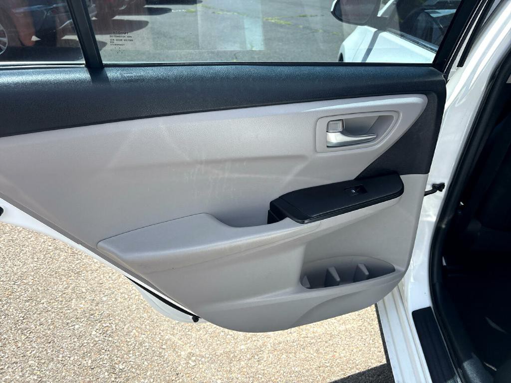 2017 Toyota Camry Image 14