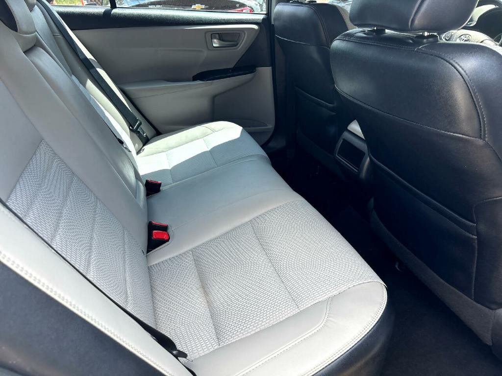 2017 Toyota Camry Image 18