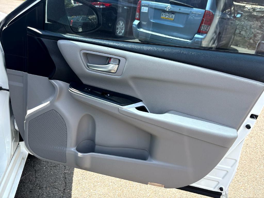 2017 Toyota Camry Image 19