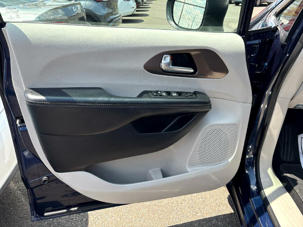2020 Chrysler Voyager Image 6