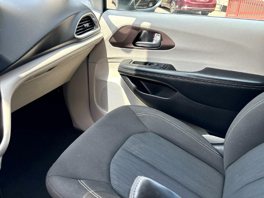 2020 Chrysler Voyager Image 13