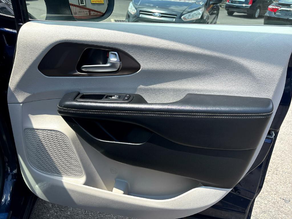 2020 Chrysler Voyager Image 22