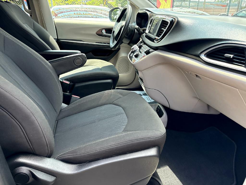 2020 Chrysler Voyager Image 23