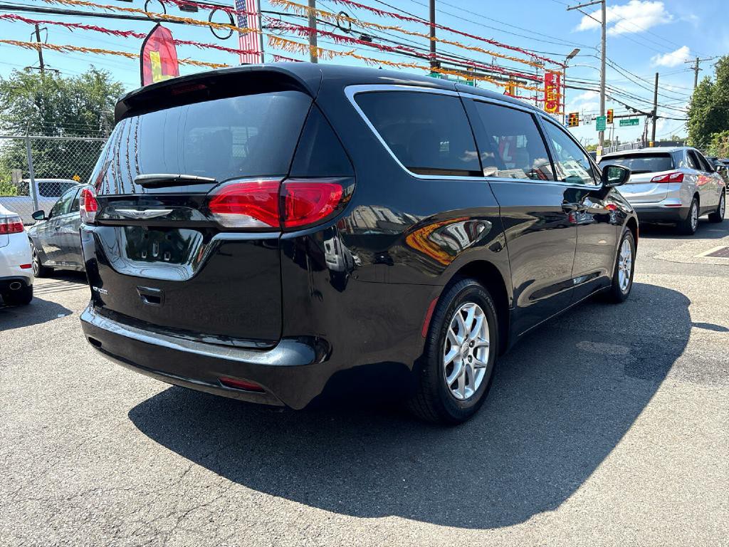 2022 Chrysler Voyager Image 5