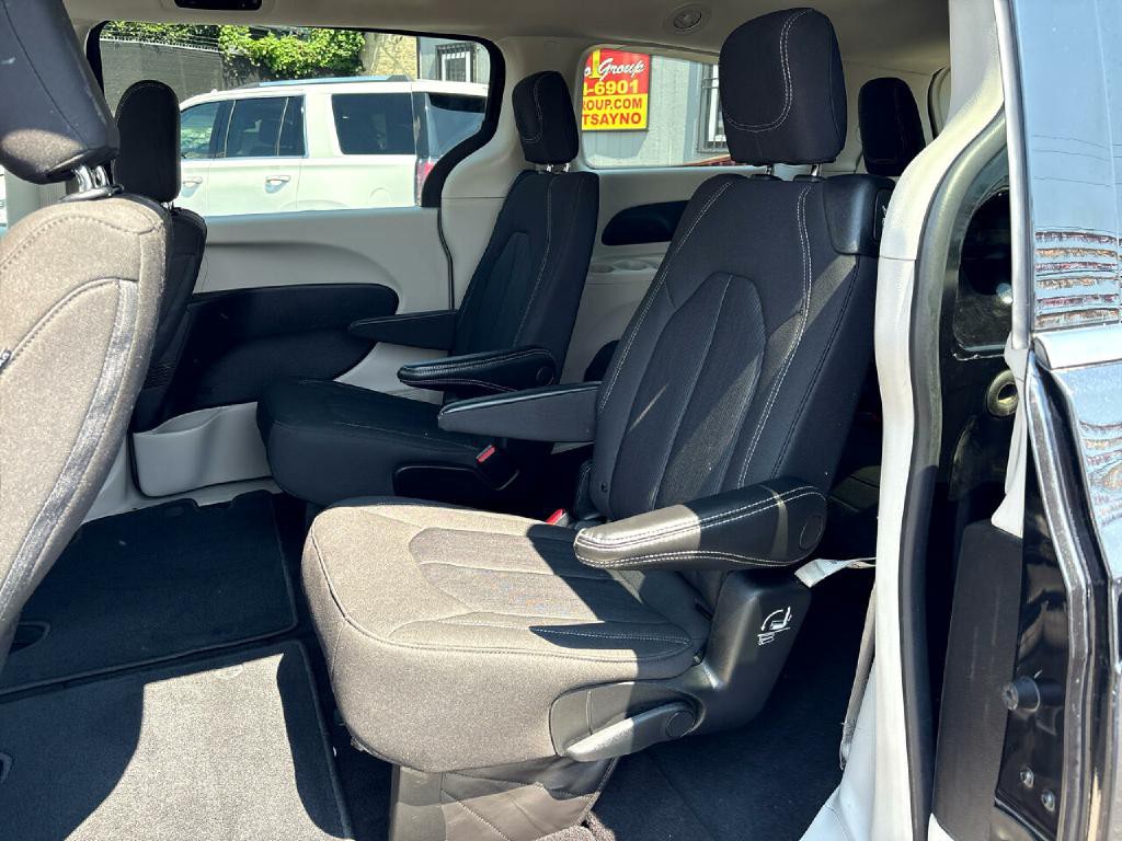 2022 Chrysler Voyager Image 16