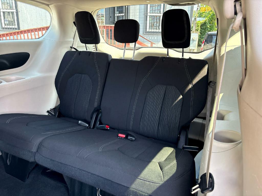 2022 Chrysler Voyager Image 17