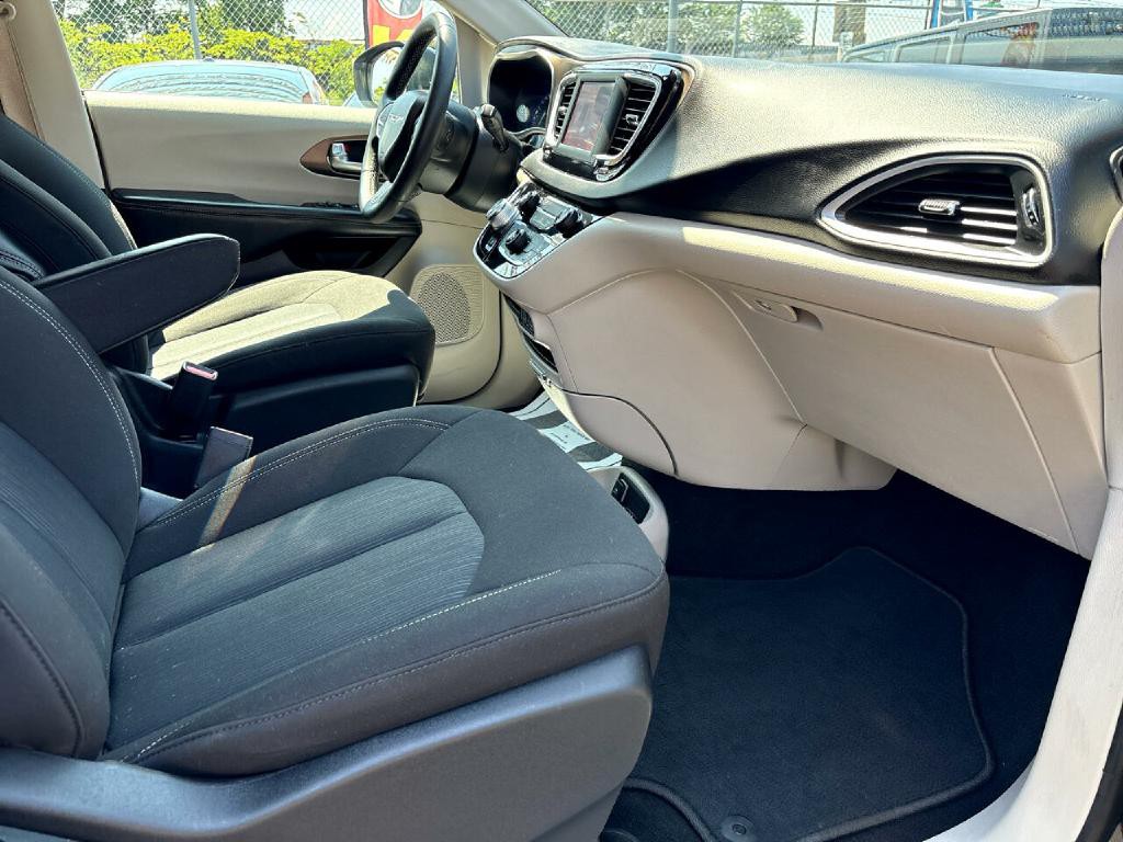 2022 Chrysler Voyager Image 21