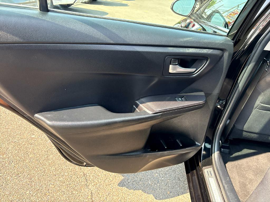 2016 Toyota Camry Image 15