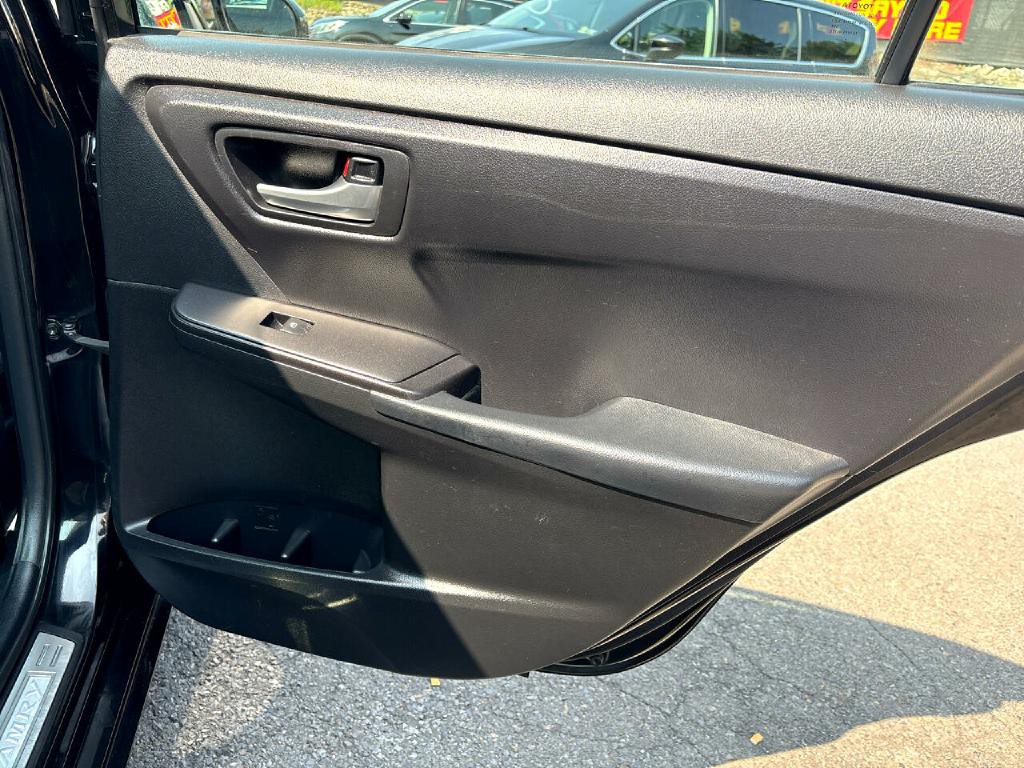 2016 Toyota Camry Image 18