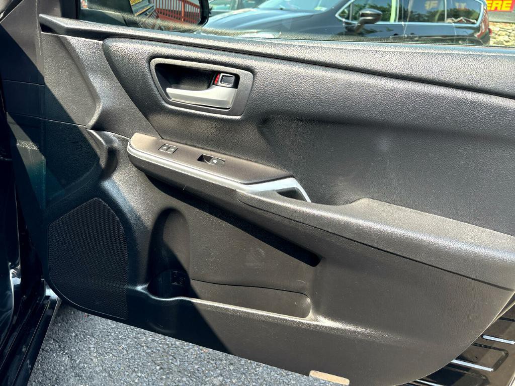 2016 Toyota Camry Image 20
