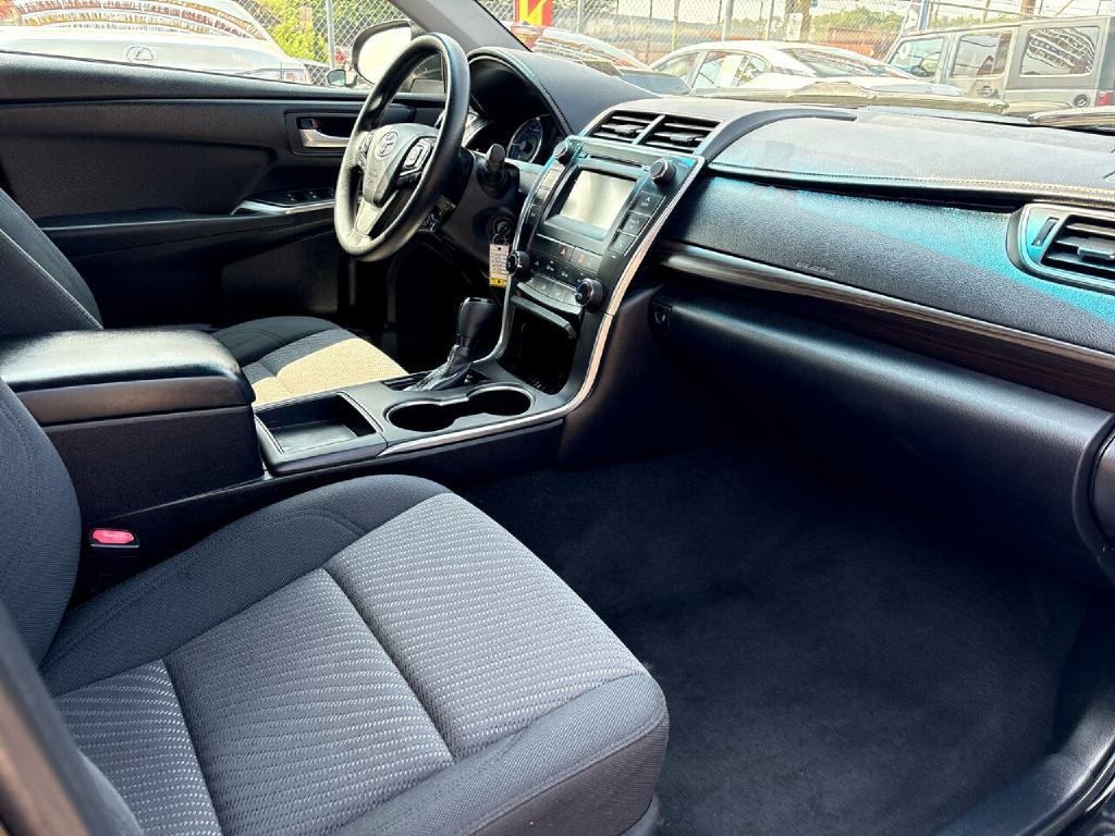 2016 Toyota Camry Image 21