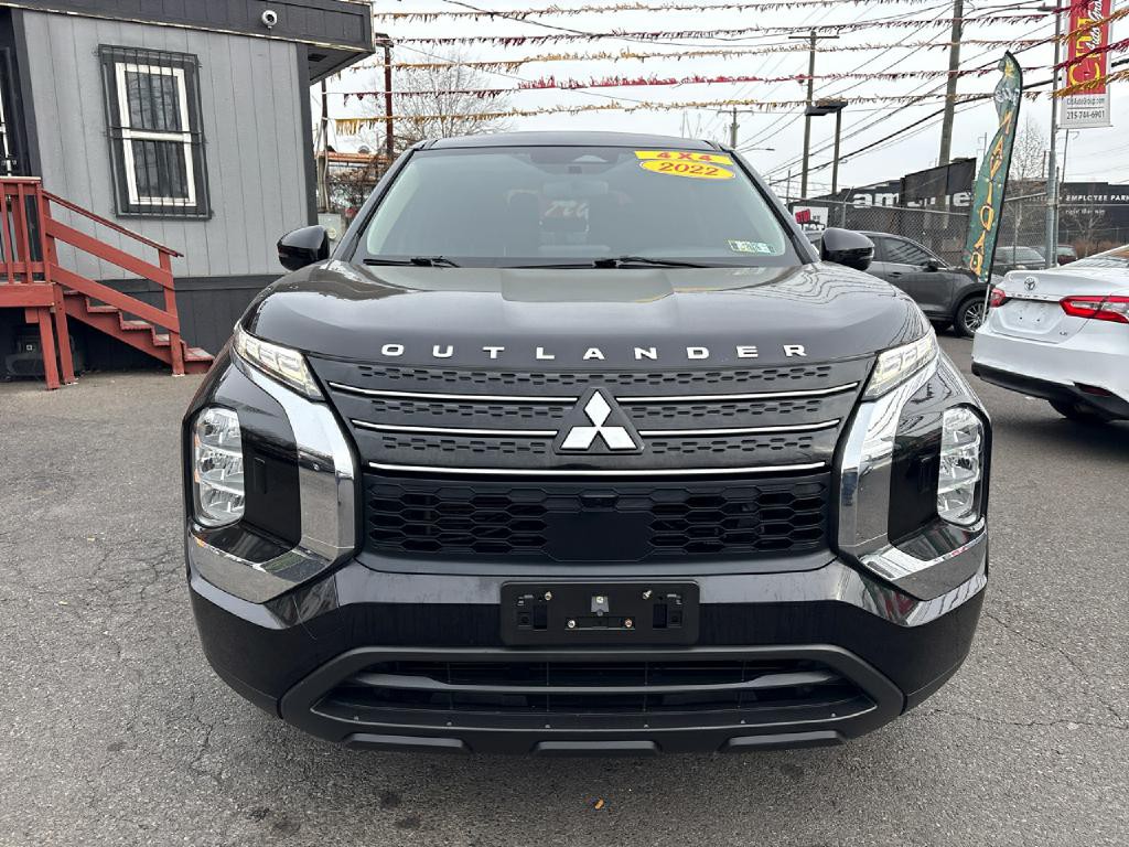 2022 Mitsubishi Outlander Image 2