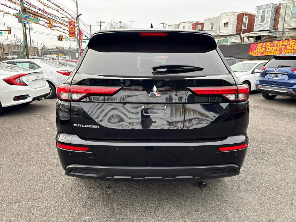 2022 Mitsubishi Outlander Image 4