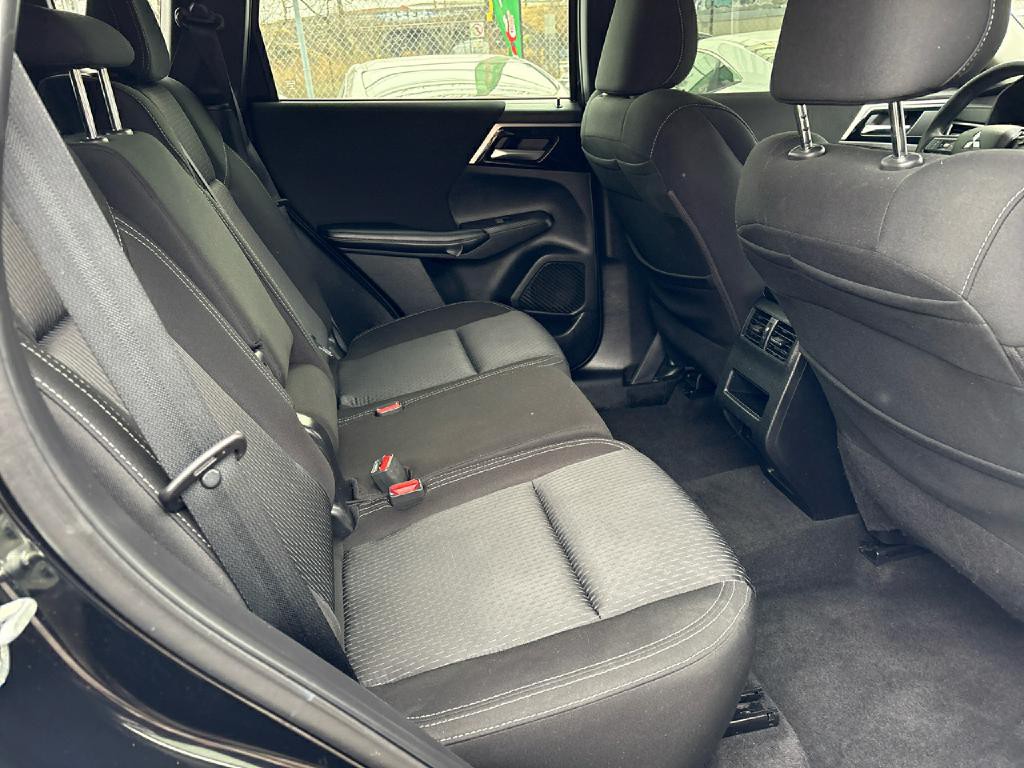 2022 Mitsubishi Outlander Image 16