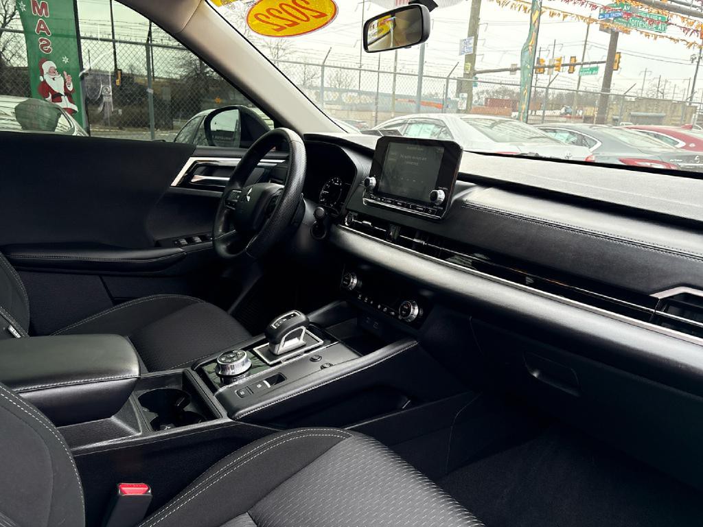 2022 Mitsubishi Outlander Image 18