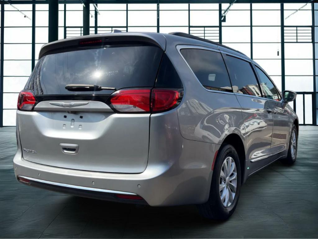 2017 Chrysler Pacifica Image 5
