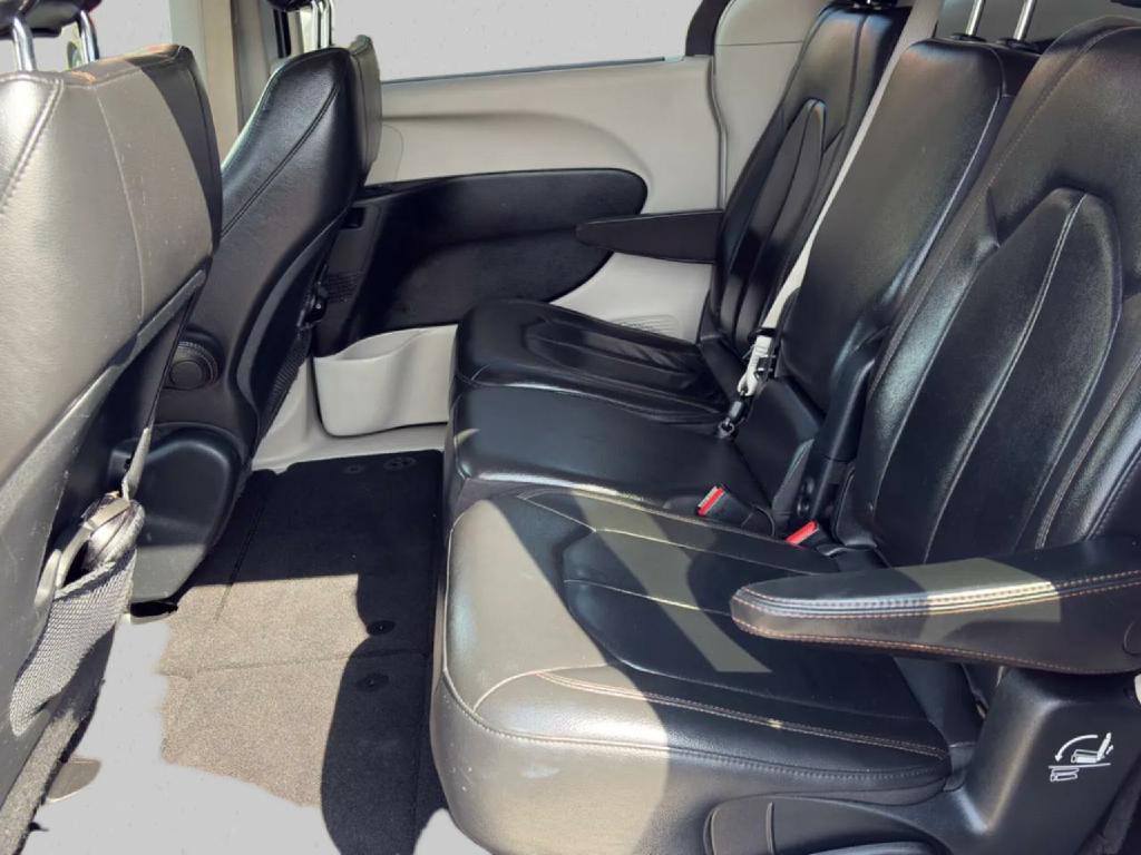 2017 Chrysler Pacifica Image 11