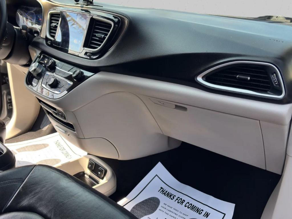 2017 Chrysler Pacifica Image 17