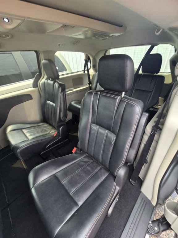 2013 Chrysler Town & Country Image 2