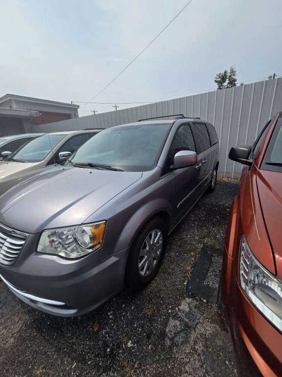 2013 Chrysler Town & Country Image 3